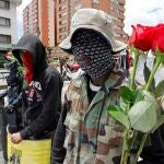 -FOTODELDÍA- AME1431. BOGOTÁ (COLOMBIA), 30/08/2021.- Integrantes de la llamada "Primera línea" participan en unas protestas en la sede de la Jurisdicción Especial para la Paz (JEP), hoy, en Bogotá (Colombia). Bordando telas, con siluetas forenses pintadas en las calles o tumbados en el piso, como yacieron sus hijos inocentes, las madres y familiares de las decenas de miles de personas desaparecidas en Colombia buscan cada día nuevas maneras para pedir justicia y conocer el paradero de los que aún faltan. EFE/ Mauricio Dueñas Castañeda