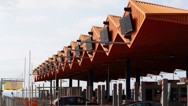 Cabinas de pago de una autopista de peaje