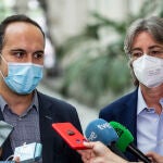 La portavoz de Recupera Madrid, Marta Higueras, y el concejal del Grupo Mixto, Jose Manuel Calvo