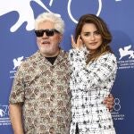Pedro Almodóvar, junto a Penélope Cruz, en la inauguración del 78º. Festival de Venecia / Joel C Ryan/Invision/AP