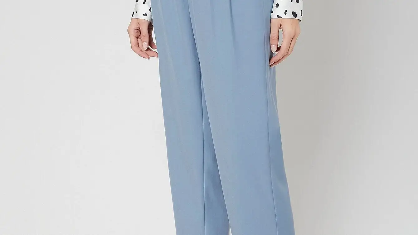 Pantalón sastre azul claro.