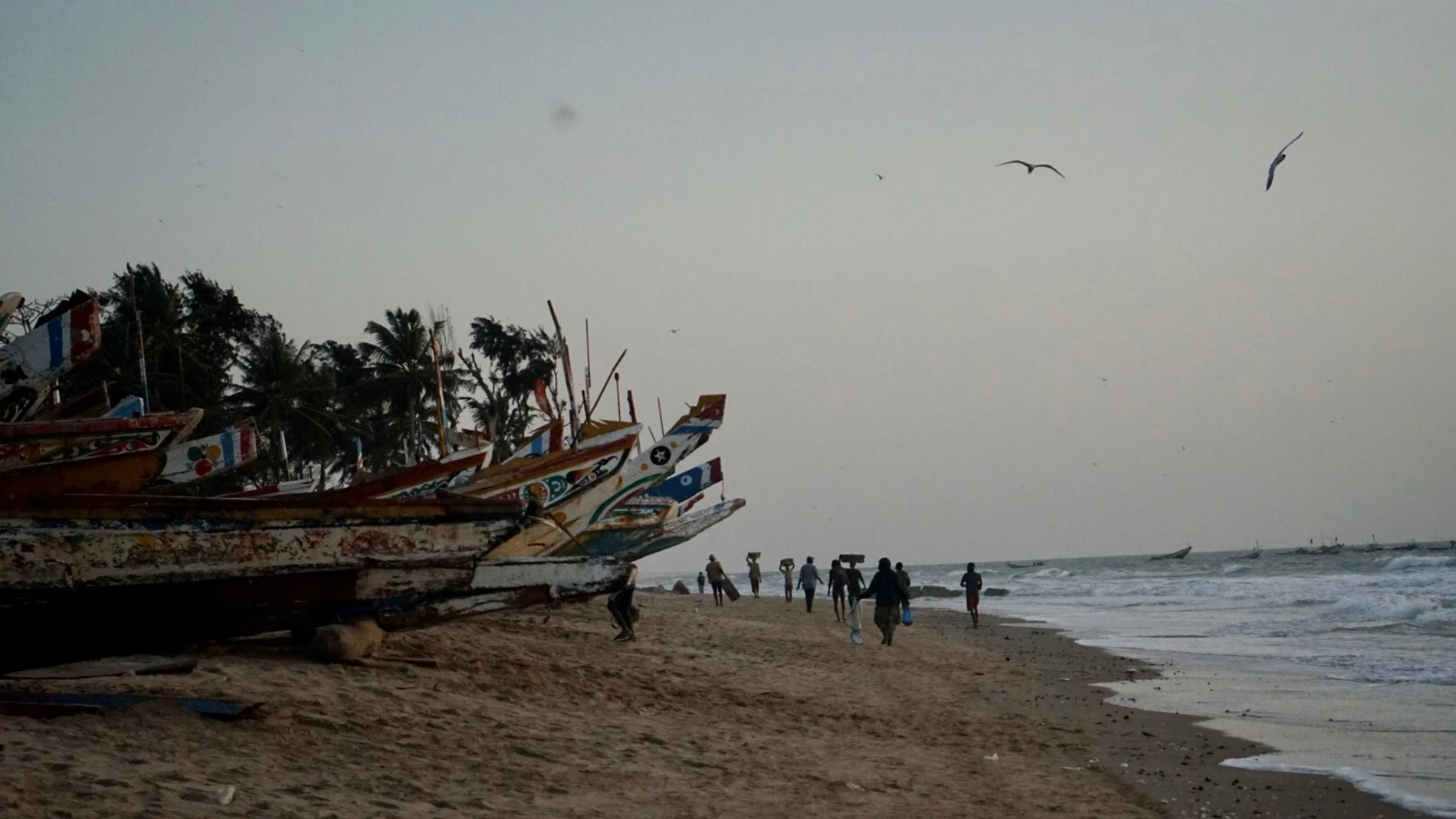 Barcazas de pescadores en la playa de Kafountine, Senegal.