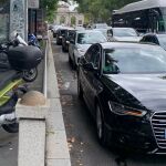 Coches oficiales del Gobierno de Sánchez en la calle Alcalá de Madrid