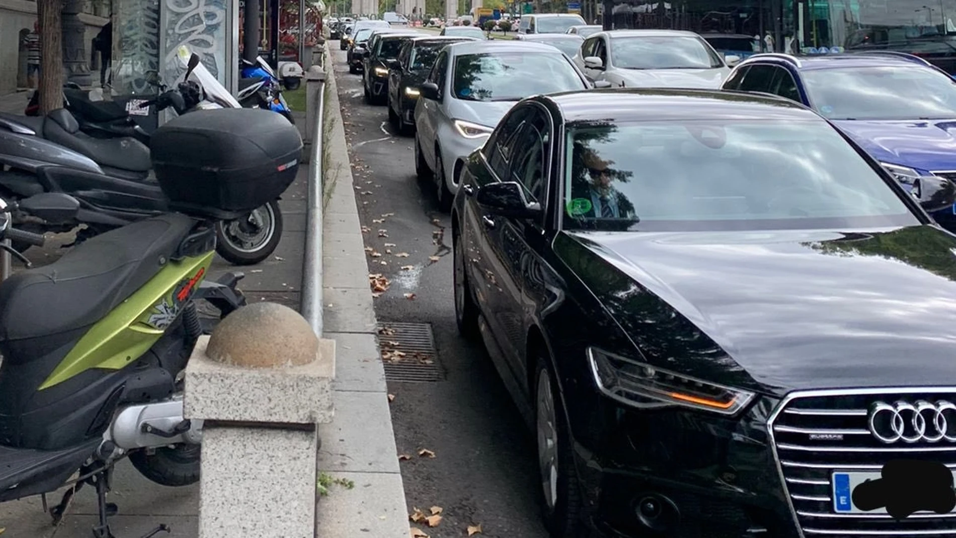 Coches oficiales del Gobierno de Sánchez en la calle Alcalá de Madrid