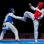 Parfait Hakizimana, a la detecha, en un combate con el brasileño Nathan Cesar Sodario Torquato.