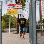 Un hombre en la puerta de una oficina del SEPE de la Comunidad de Madrid