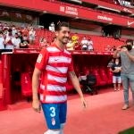 Sergio Escudero en su presentación con el Granada. (EFE)