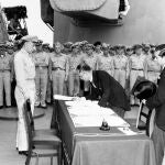 El ministro de Exteriores japonés, Mamoru Shigemitsu, firmando la Rendición a bordo del "USS Missouri" el 2 de septiembre de 1945. A su lado, el general norteamericano Sutherland