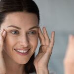 El exceso de sol, el sudor o la mala hidratación durante el verano pueden acentuar el envejecimiento del contorno de ojos.