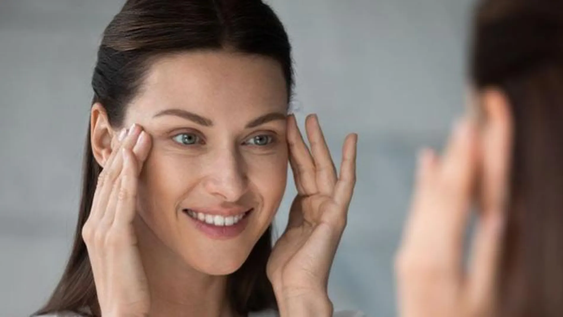 El exceso de sol, el sudor o la mala hidratación durante el verano pueden acentuar el envejecimiento del contorno de ojos.
