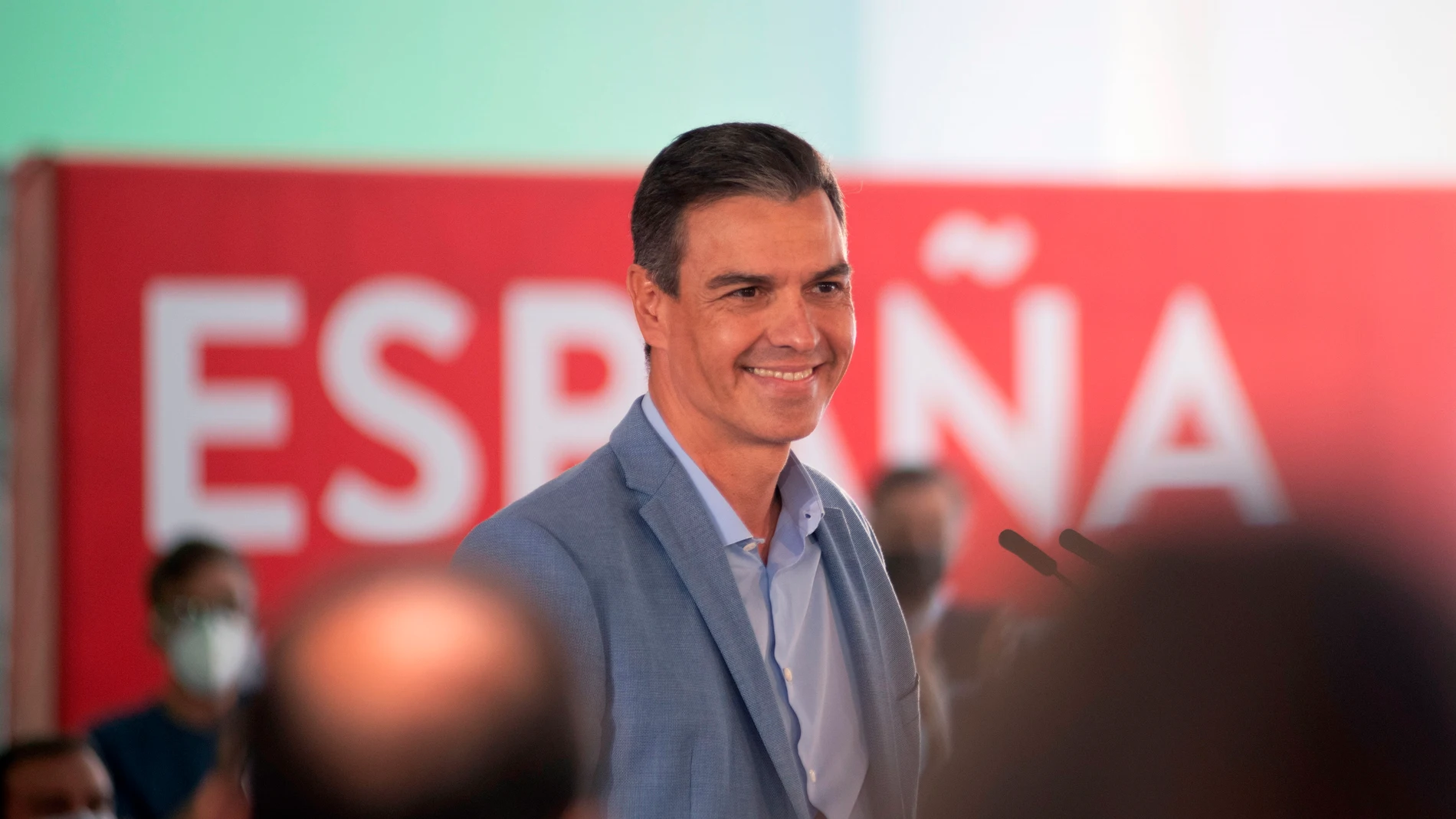 JAÉN, 04/09/2021.- El presidente del Gobierno, Pedro Sánchez, durante el acto del PSOE celebrado en Jaén, en el que afirmó que cuando gobierna la derecha las recuperaciones son "lentas e injustas y con corrupción" y se ha preguntado por qué las derechas "nunca celebran las buenas noticias para España" y solo saben "crispar y gritar". EFE/José Manuel Pedrosa