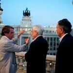 AME2403. MADRID (ESPAÑA), 04/09/2021.- De izq. a der. el expresidente del Gobierno español José María Aznar; el presidente de Chile, Sebastián Piñera; y el embajador chileno en España, Roberto Ampuero, hoy en lo alto de un edificio del centro de Madrid (España). El presidente de Chile, Sebastián Piñera, sostuvo este sábado una reunión en Madrid con el premio Nobel de Literatura Mario Vargas Llosa y con el expresidente del Gobierno de España José María Aznar. El encuentro se da en el marco de una visita de trabajo que Piñera está realizando en España dentro de una gira que también le llevará por Francia, Italia, el Vaticano y Reino Unido. Piñera estuvo acompañado por el ministro de Relaciones Exteriores, Andrés Allamand, y por el embajador chileno en España, Roberto Ampuero. EFE/ Presidencia De La República De Chile/ SOLO USO EDITORIAL/NO VENTAS/SOLO DISPONIBLE PARA ILUSTRAR LA NOTICIA QUE ACOMPAÑA/CRÉDITO OBLIGATORIO