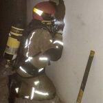 Un bombero necesita oxígeno tras apagar un incendio provocado en una vivienda de Elda