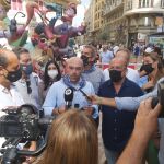 El vicepresidente de Acción Política de Vox, Jorge Buxadé, junto a la Falla del Mercado en Valencia
