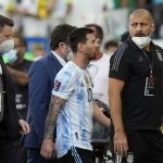 Leo Messi se marcha del campo después de suspenderse el Brasil-Argentina.