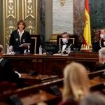 Dolores Delgado, durante su intervención en el solemne acto de apertura del Año Judicial, presidido por Felipe VI (dcha.)
