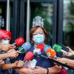 La secretaria de Acción Sindical de CCOO, Mari Cruz Vicente, ofrece declaraciones a los medios de comunicación en la sede del Ministerio de Trabajo tras la reunión