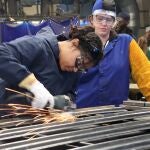 Jóvenes estudiantes realizan prácticas de un módulo de Formación Profesional