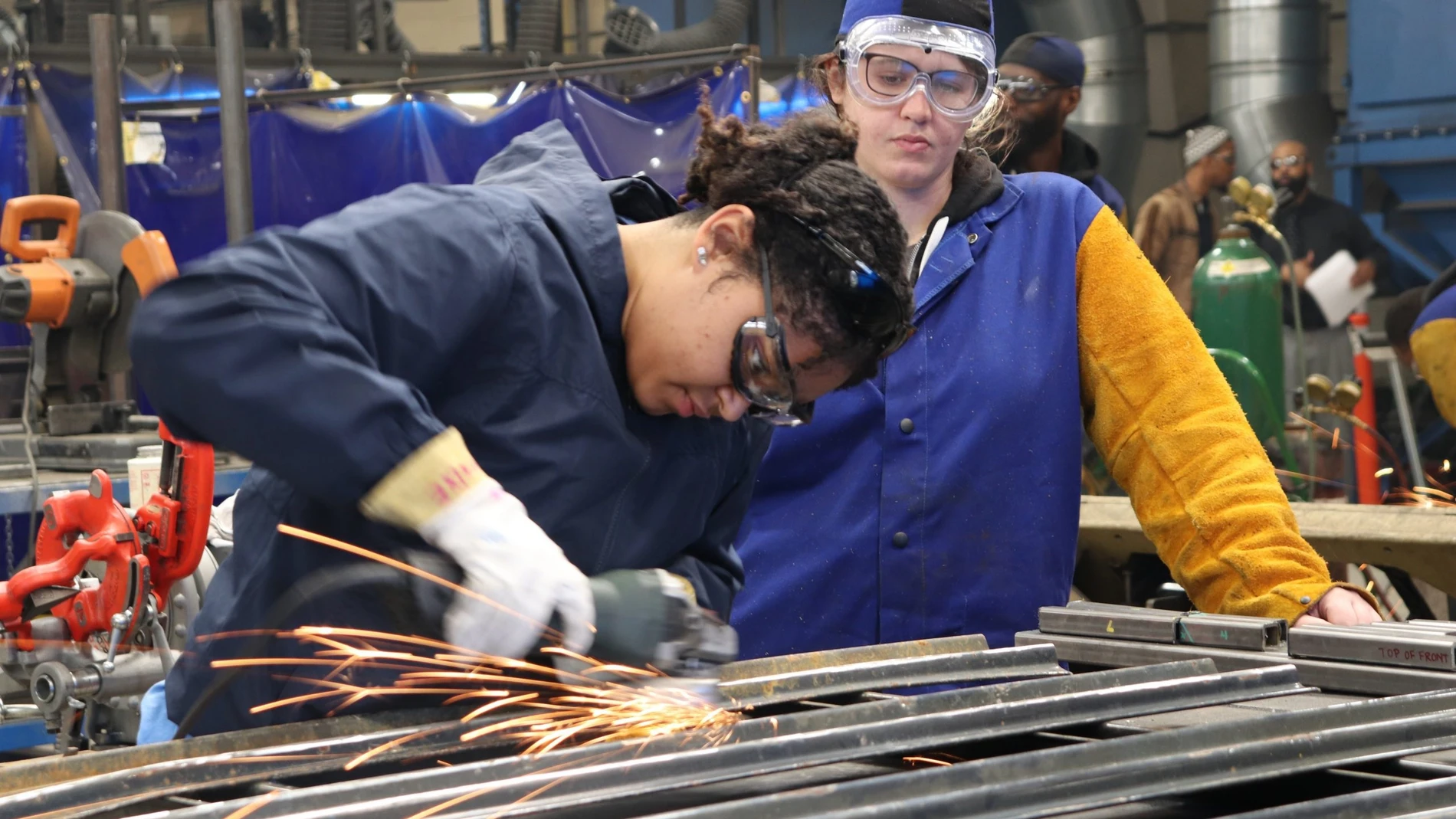 Jóvenes estudiantes realizan prácticas de un módulo de Formación Profesional