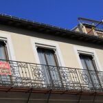 Vivienda, con el cartel de se alquila