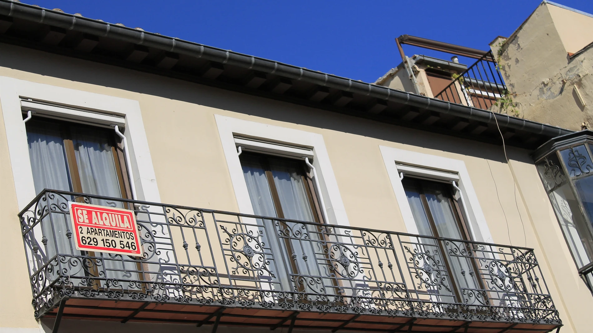 Vivienda, con el cartel de se alquila
