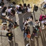 Alumnos en la Facultada de Económicas de la Complutense, tras realizar la EVAU.