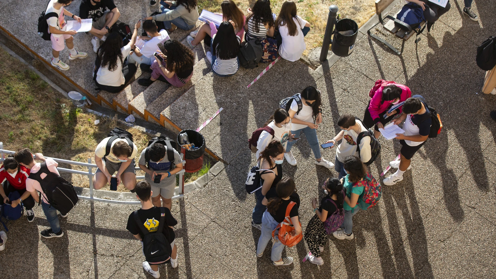 Alumnos en la Facultada de Económicas de la Complutense, tras realizar la EVAU.
