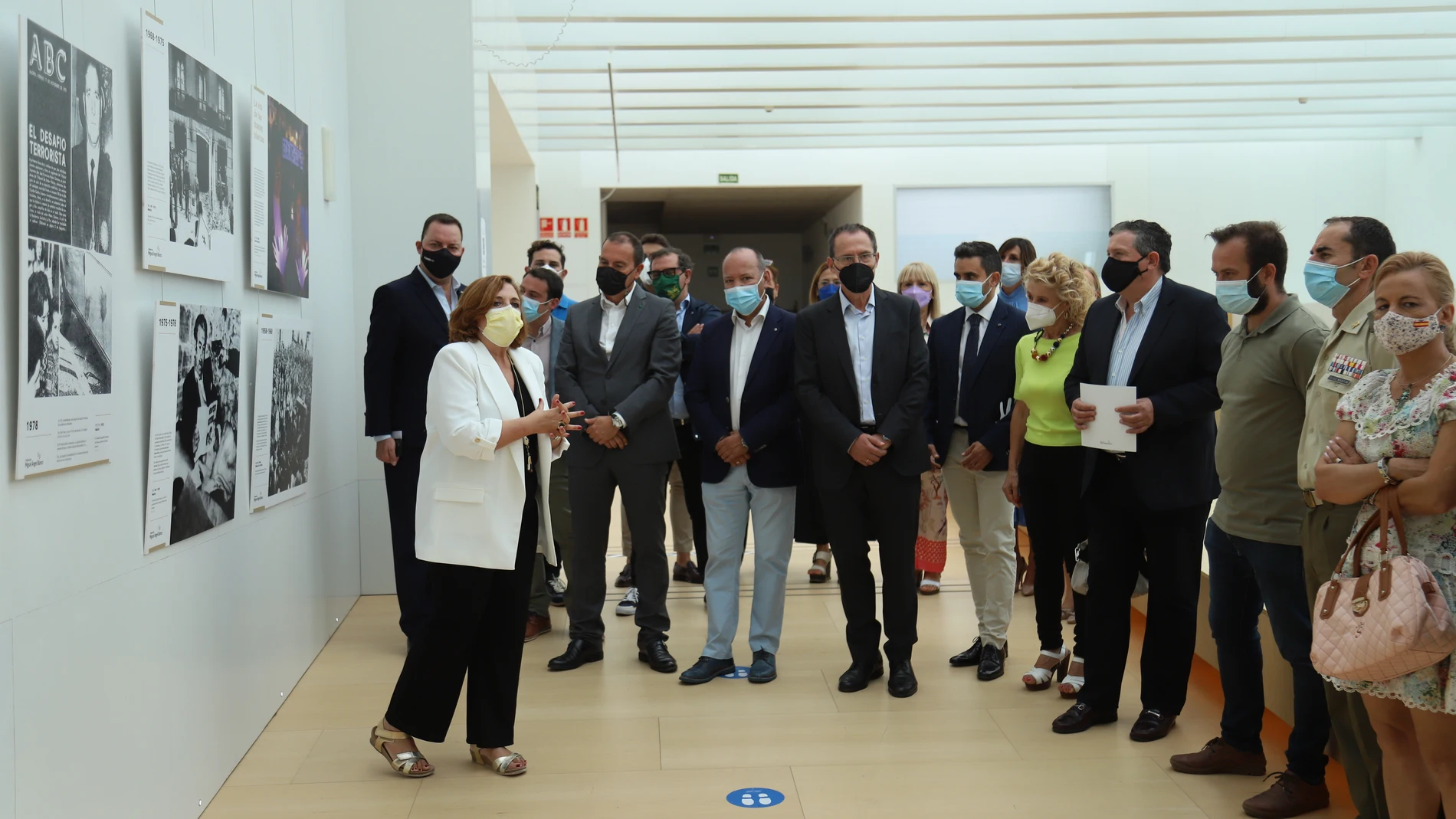 El presidente de la Diputación de Zamora, Francisco Requejo; el director general de Fundos, José María Viejo, y la gerente de la Fundación 'Miguel Angel Blanco', Cristina Cuesta, inauguran la exposición "La voz de las manos blancas"