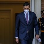 Pedro Sánchez, en las escaleras del Palacio de La Moncloa, en una imagen de archivo