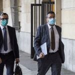 Francisco Serrano (a la derecha), junto a su abogado antes de declarar en Sevilla por un caso de presunto fraude en subvenciones que aún se está investigando