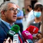 El secretario de Estado de Medio Ambiente, Hugo Morán, atienden a los medios a su llegada a la inauguración este martes del Primer Congreso Español de Botánica que se celebra en Toledo. EFE/Ismael Herrero