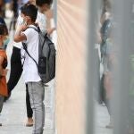Varios niños esperan a la puertas del colegio Les Arts, de reciente construcción, durante el primer día del curso escolar 2021-2022 en la Comunidad Valenciana