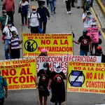 -FOTODELDÍA- ES0230.SAN SALVADOR (EL SALVADOR, 7/09/2021.- Decenas de jueces protestan este martes, en El Salvador. Los funcionarios exigieron a la Asamblea Legislativa derogar una reforma legal que cesa a los juzgadores sexagenarios, mientras que en dicho órgano se negaron a recibir el documento con su iniciativa. EFE/Rodrigo Sura