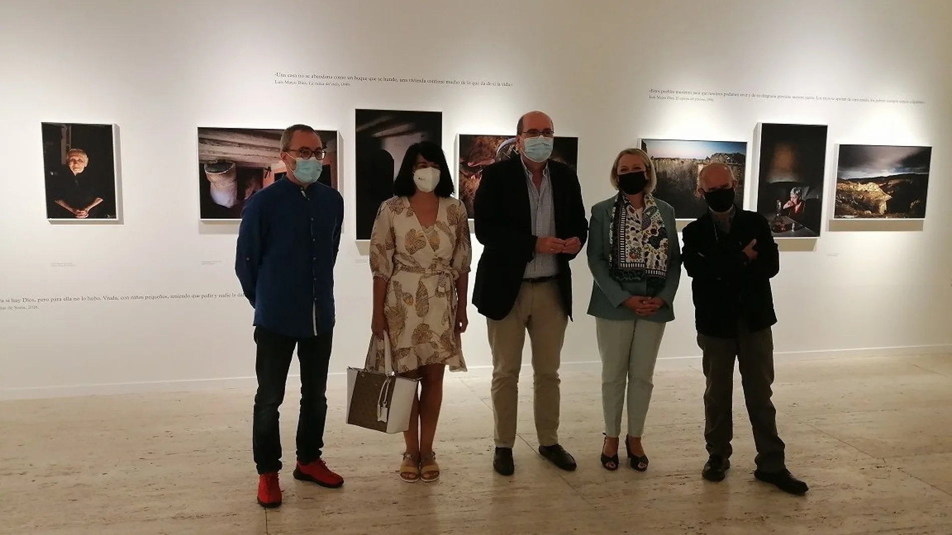 El director general de Políticas Culturales, José Ramón González, y la directora de programación de Acción Cultural Española, Isabel Izquierdo, presentan la estancia de la exposición temporal "Alma Tierra" en el Museo de León