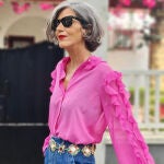 Carmen Gimeno con camisa rosa volantes.