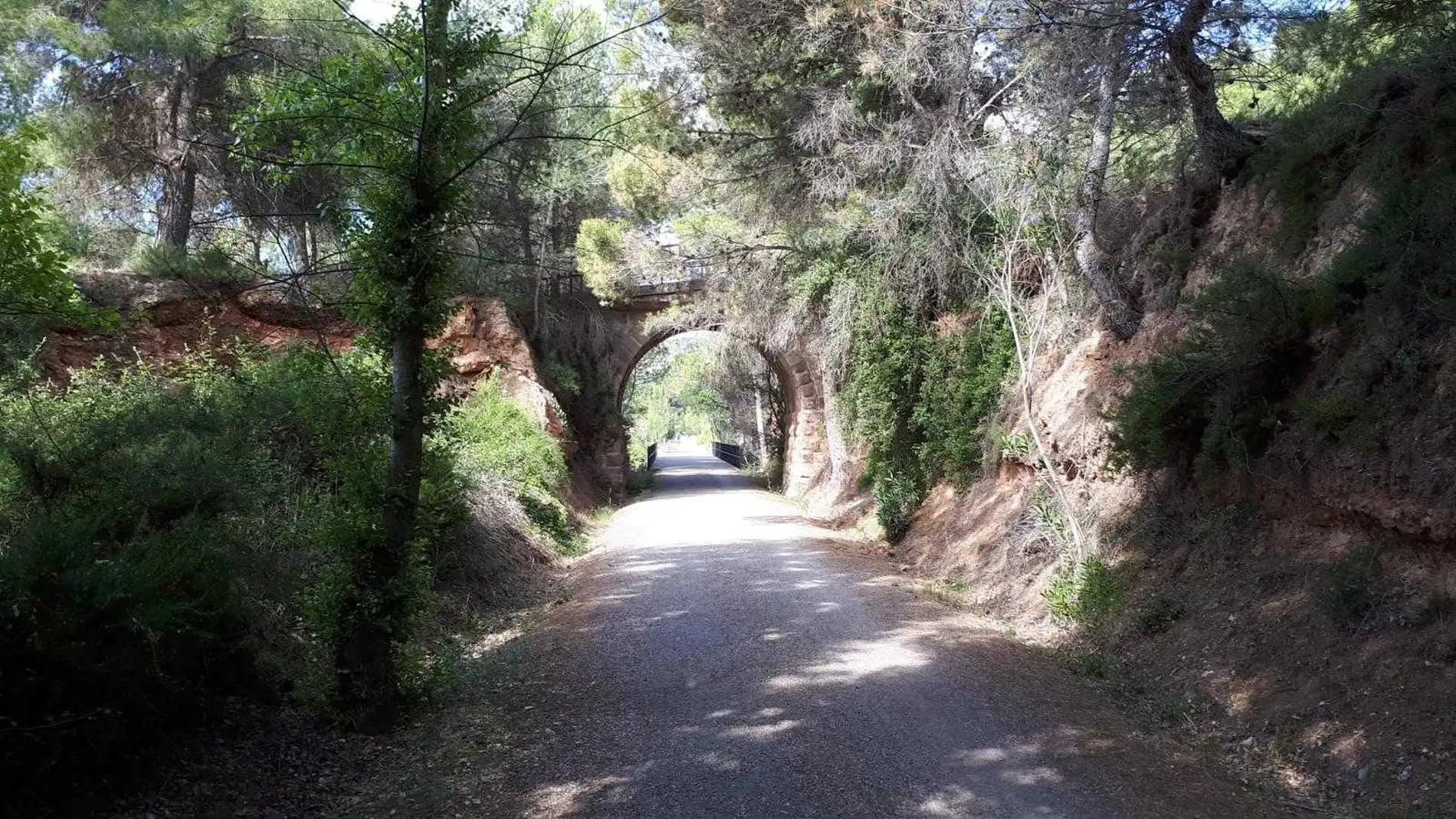 Imagen de uno de los tramos de la vía verde de los Ojos Negros