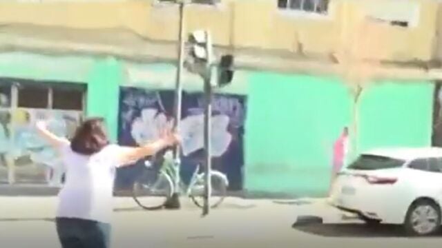 Momento en el que la mujer entrevistada increpa al joven que ha intentado robarle la bicicleta