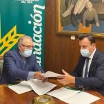 El director de la Fundación Caja Rural del Sur, Emilio Ponce, y el presidente del Real Club Recreativo de Tenis, Federico Sánchez de la Campa, en la firma del convenio de colaboración