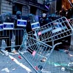 GRAF8320. BARCELONA, 11/09/2021.- Altercados en la comisaria de la Policía Nacional en Via Laietana al término de la manifestación convocada por la ANC este sábado en Barcelona con motivo de la Diada del 11 de septiembre. EFE/Quique Garcia