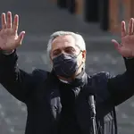 El presidente Alberto Fernandez gesticula al salir de votar en un centro electoral en Buenos Aires, Argentina