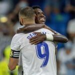 Karim Benzema y Vinicius se abrazan después del gol de penalti que le hizo el francés al Celta