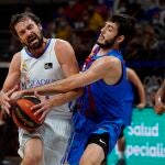 El escolta del Real Madrid Sergio Llull (i) trata de superar a Álex Abrines, del Barça, en una imagen de archivo