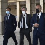 Juan María González (a la izquierda), ex consejero delegado de Invercaria y sobrino de Felipe González, llegando a la Audiencia Provincial de Sevilla junto a sus abogados.