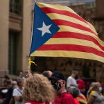 Un hombre sostiene una bandera estelada