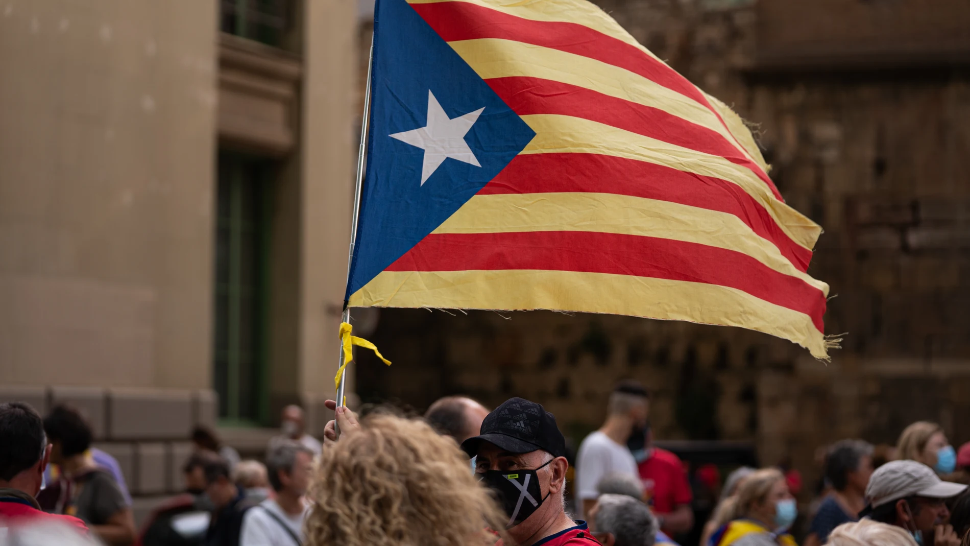 Un hombre sostiene una bandera estelada