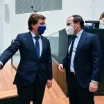 El alcalde de Madrid, José Luis-Martínez Almeida, junto al concejal de Medio Ambiente y Movilidad, Borja Carabante, durante el pleno