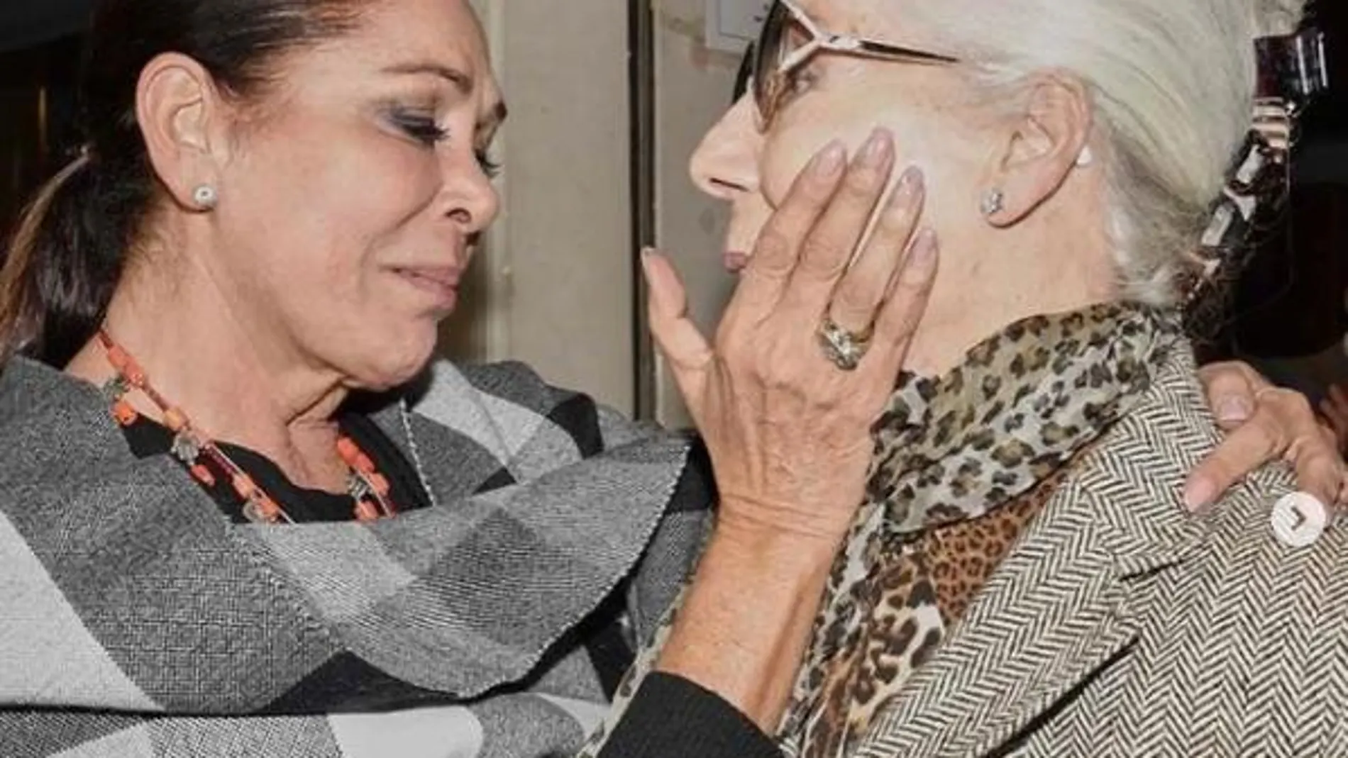 Isabel Pantoja junto a la modista Lina