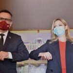 El secretario general del PSRM-PSOE y portavoz del Grupo Parlamentario Socialista, Diego Conesa, y la coordinadora autonómica de Ciudadanos (Cs), Ana Martínez Vidal, se saludan con el codo tras la firma de un programa de gobierno conjunto