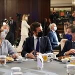 Isabel Díaz Ayuso, Pablo Casado y José Luis Martínez-Almeida conversan durante un acto reciente