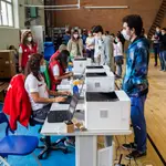 Varios estudiantes registran sus datos antes de ser vacunados contra la covid-19 en el campus de Ciudad Universitaria de Madrid, el pasado día 14